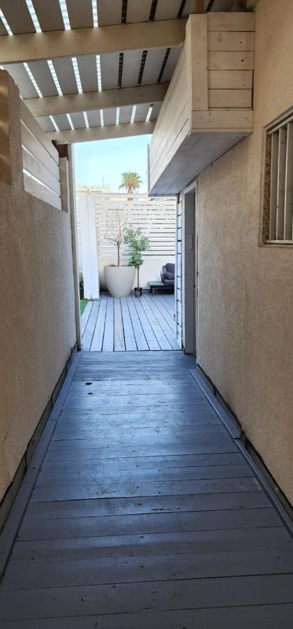 텔아비브 דירת סטודיו יפיפיה על גג ומרפסת שמש ברחוב הירקון 아파트 외부 사진